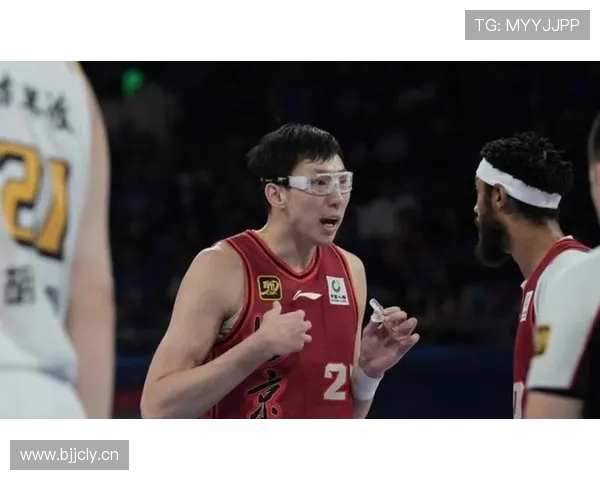 周琦儿子糊糊与曾凡博亲密互动温馨瞬间引发关注